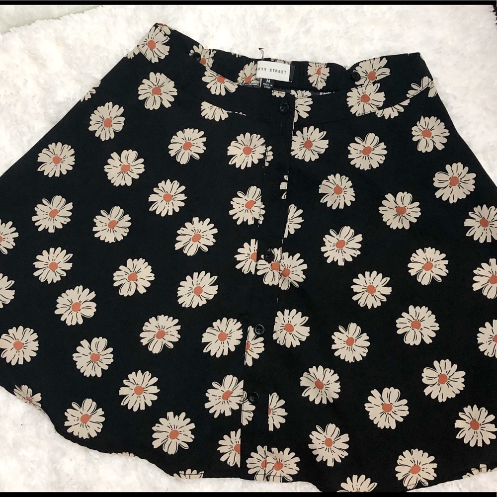 Black flowy skirt with floral daisy pattern